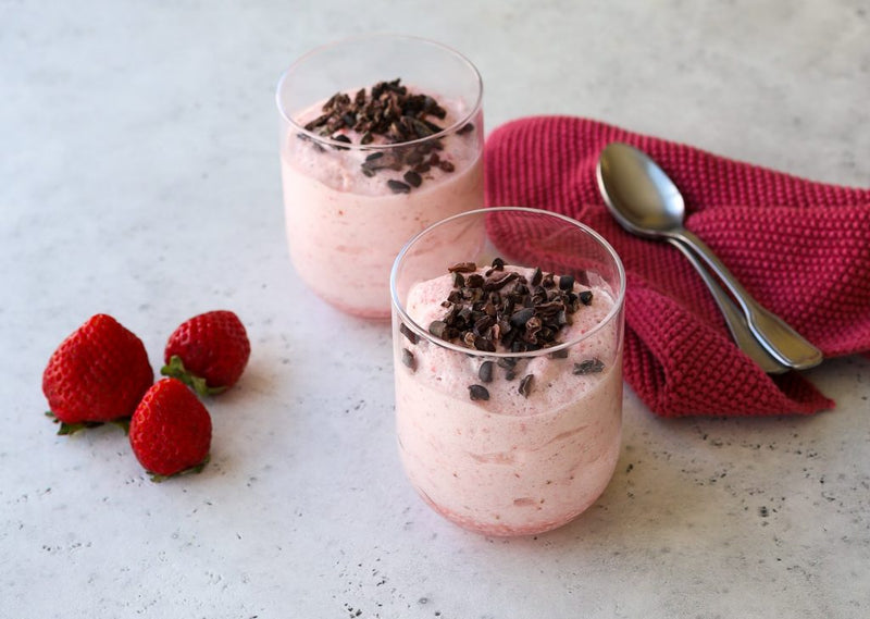 Mousse de fresa y cacao nibs