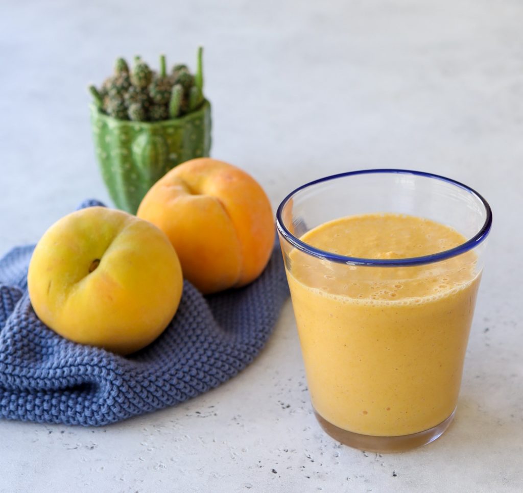 Smothies de melocoton lucuma y curcuma