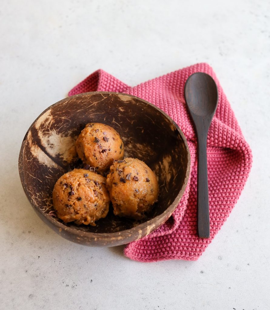 HELADO DE LUCUMA Y CACAO NIBS