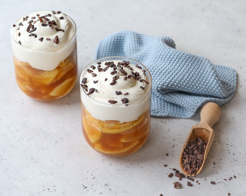 Postre de manzana, lúcuma en polvo y cacao nibs